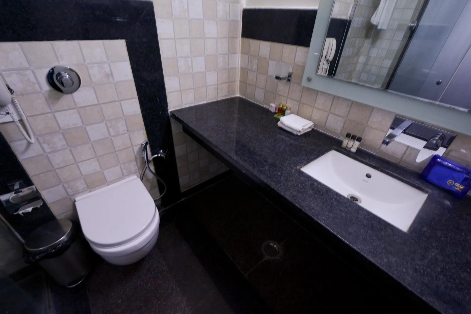 OYO Premium JHV Mall Cantonment