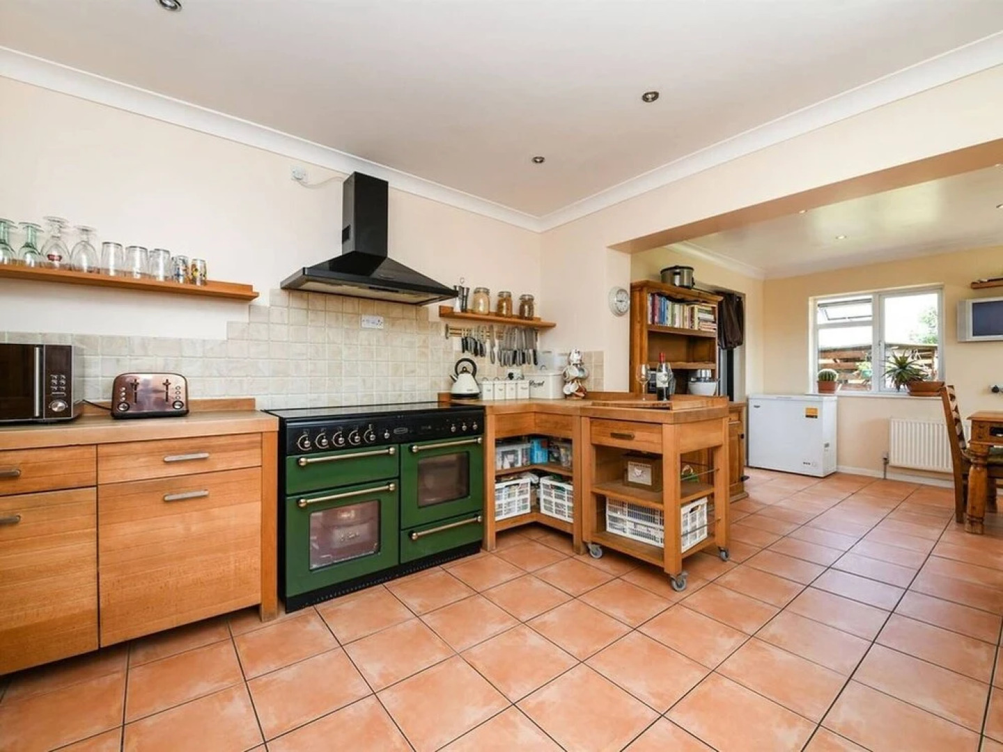 Spacious 3bed Property With Parking Large Garden