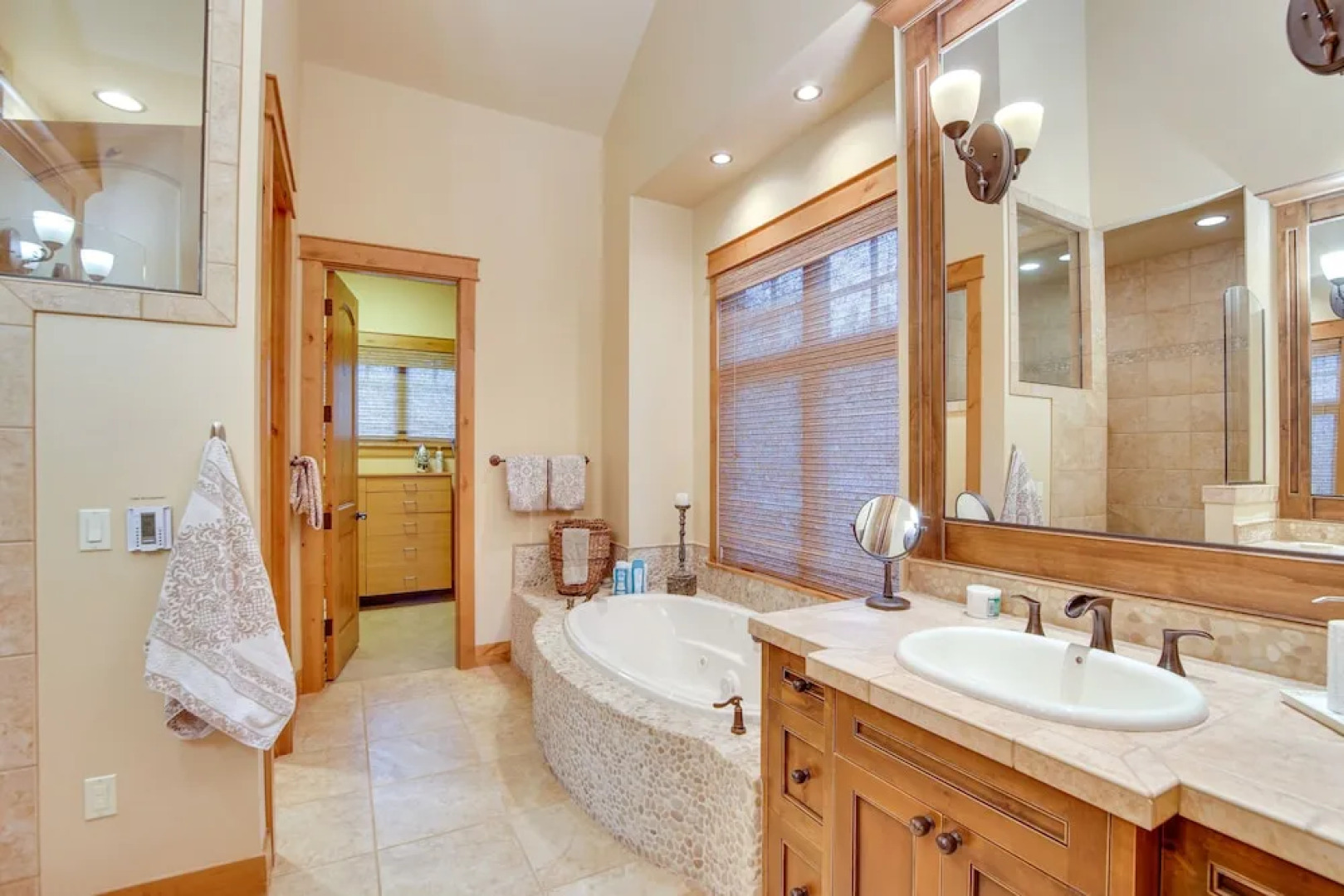 Spacious Cle Elum Cabin on Golf Course w/ Hot Tub!