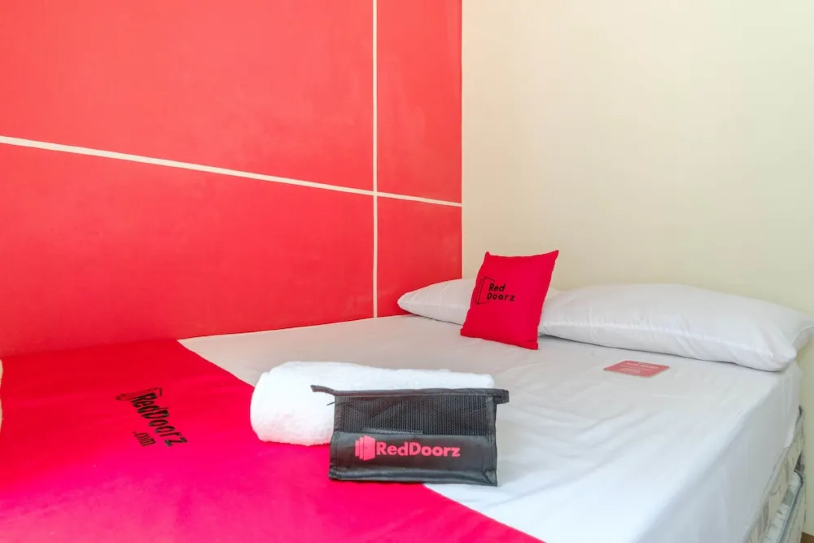 Reddoorz Plus @ Pioneer Woodlands Mandaluyong