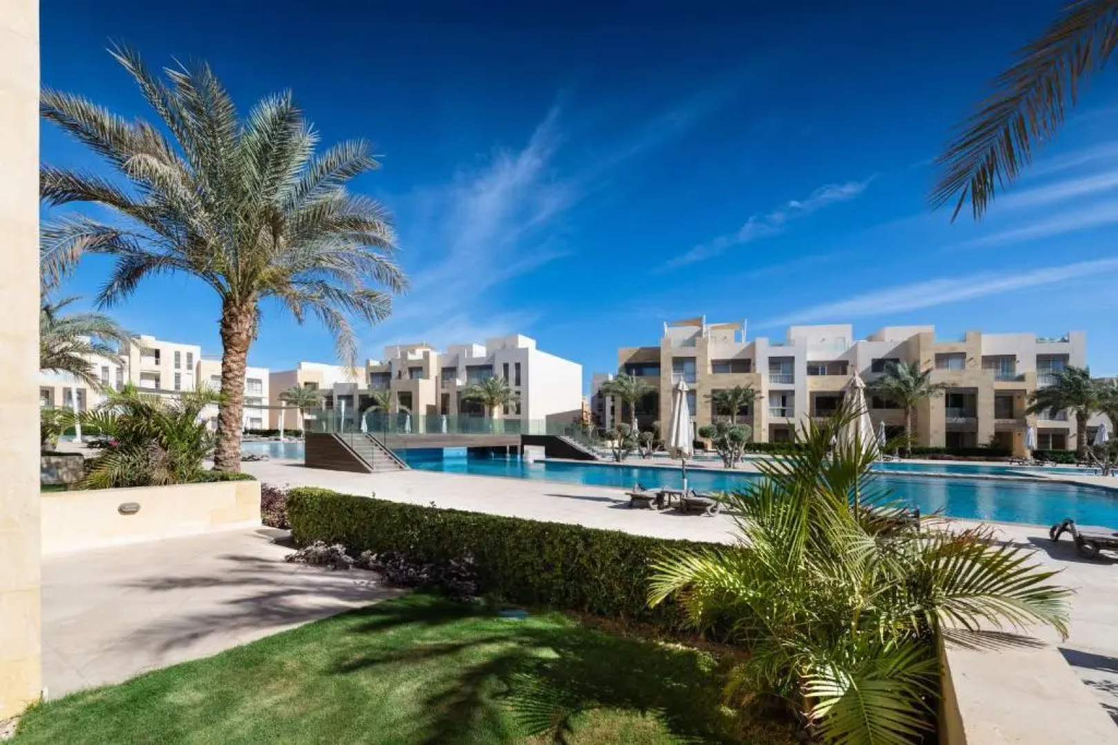Jazzy 1BDR w Outdoor Pool View Terrace Free Pool & Beach Access