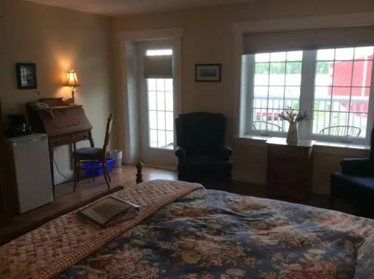 The Water's Edge Inn & Gallery