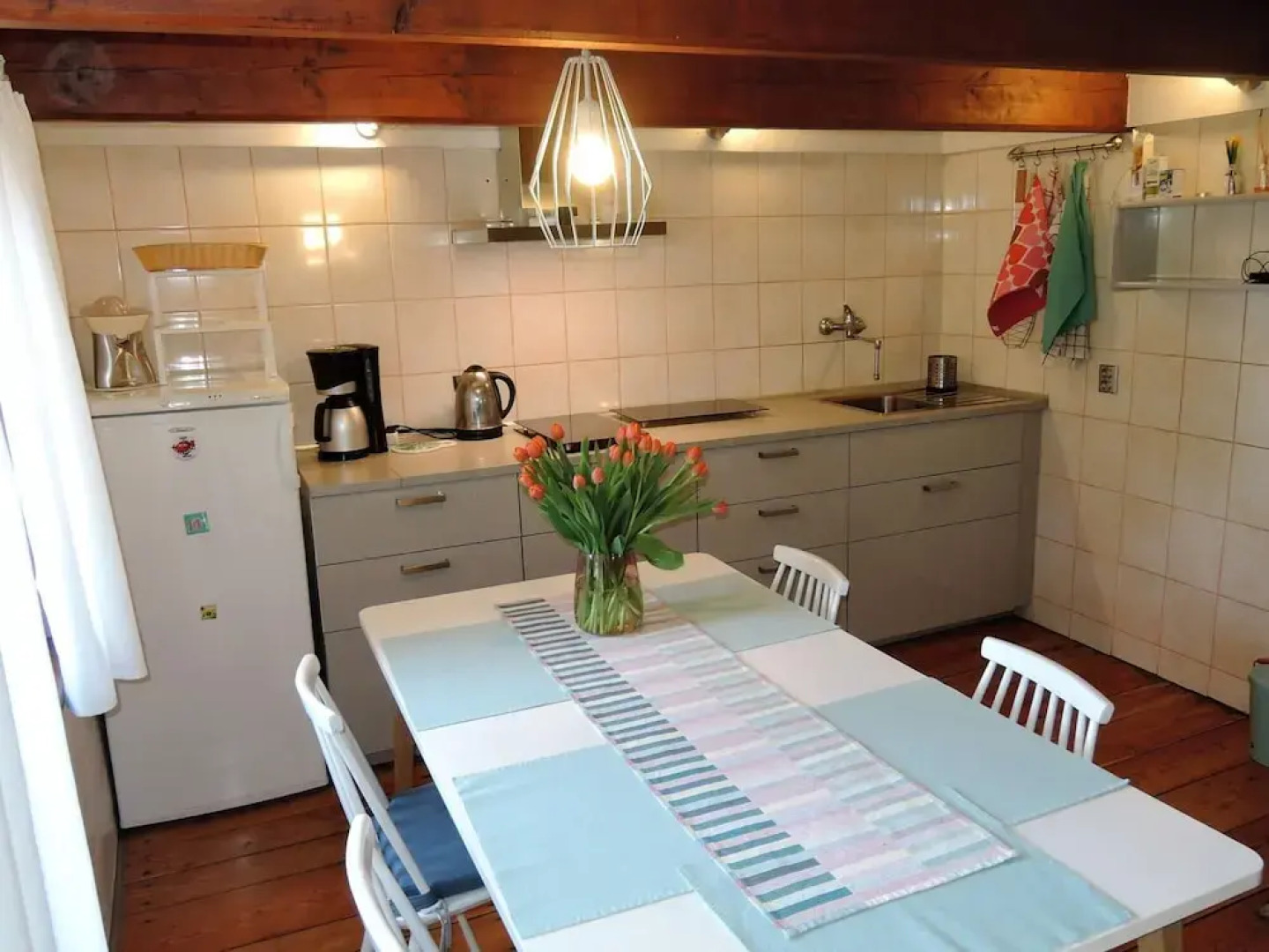 Cottage Overlooking the Lake, Insko