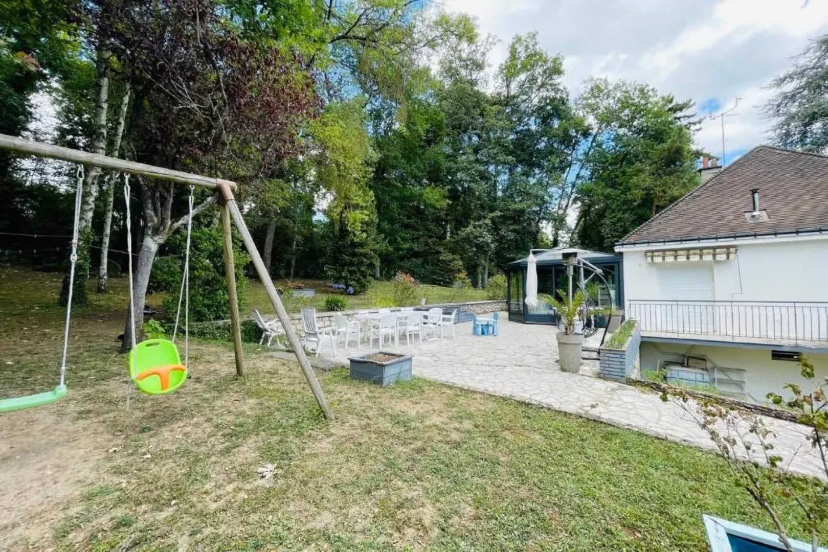 Large house 800 meters from Tours in lush greenery