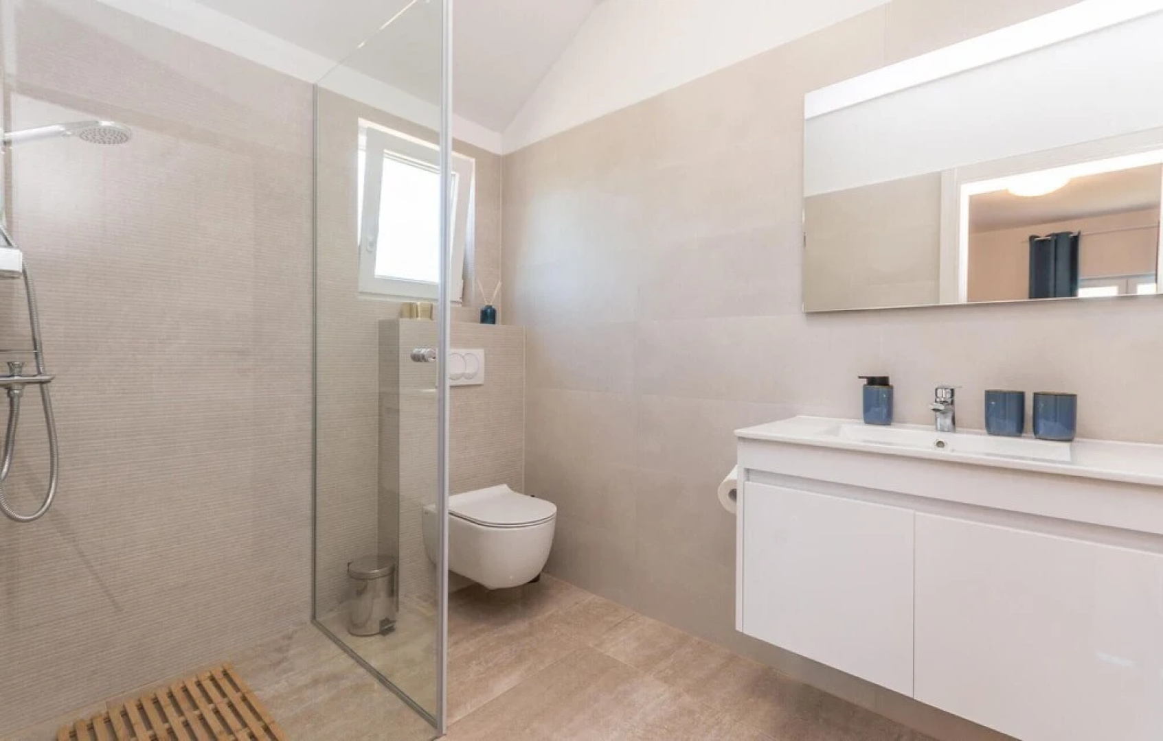 Stunning Home in Donje Rastane With Wifi, 4 Bedrooms and Outdoor Swimming Pool