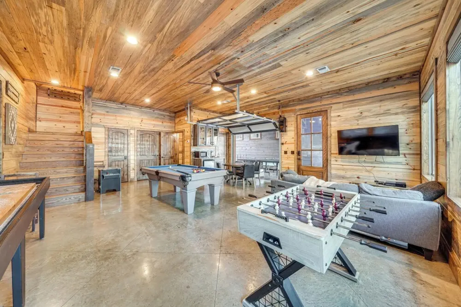 Hot Tub & Game Room: Spacious Cabin in Broken Bow!