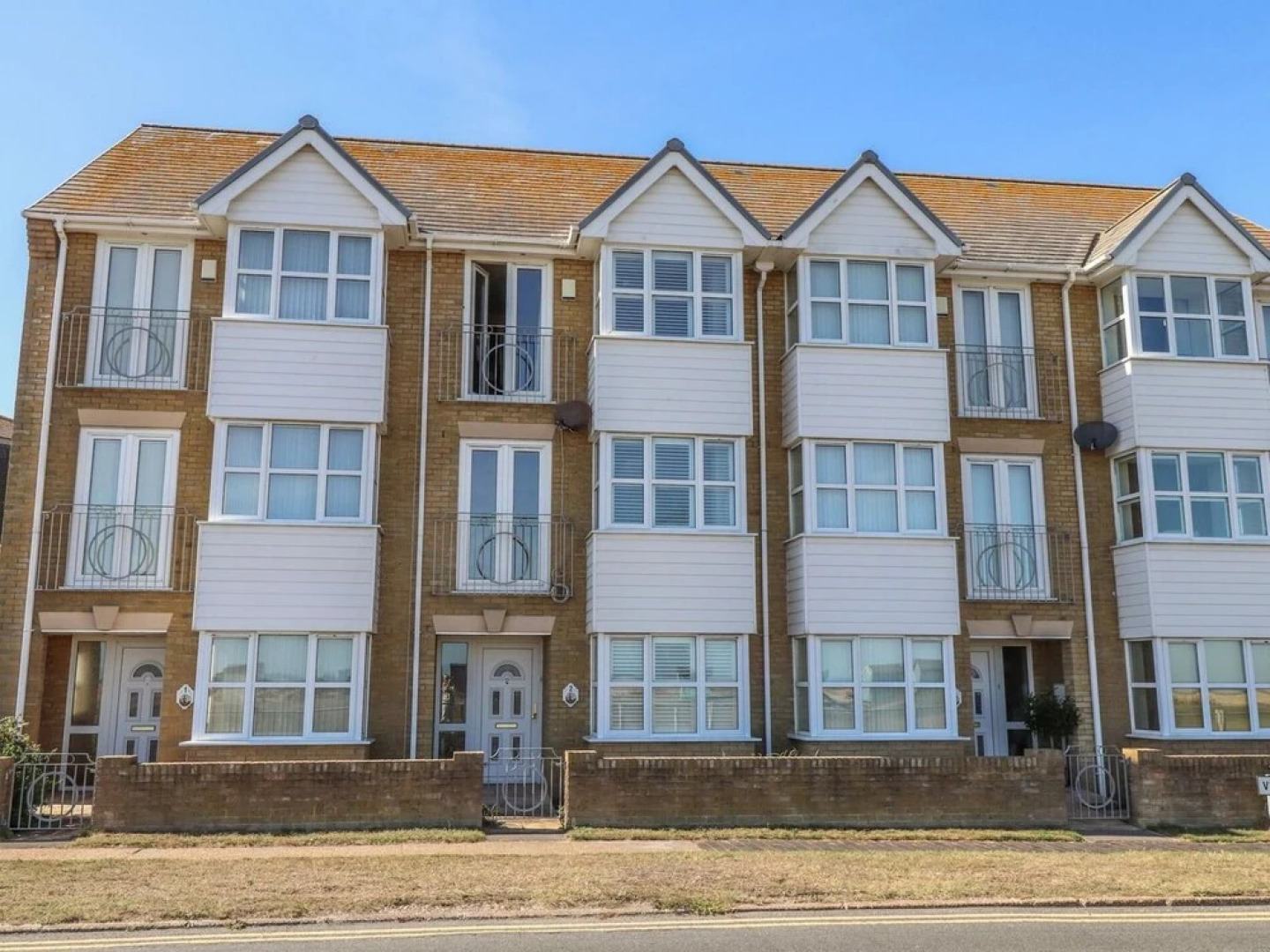 Beachfront House With Stunning sea Views and Jacuzzi Bathtub