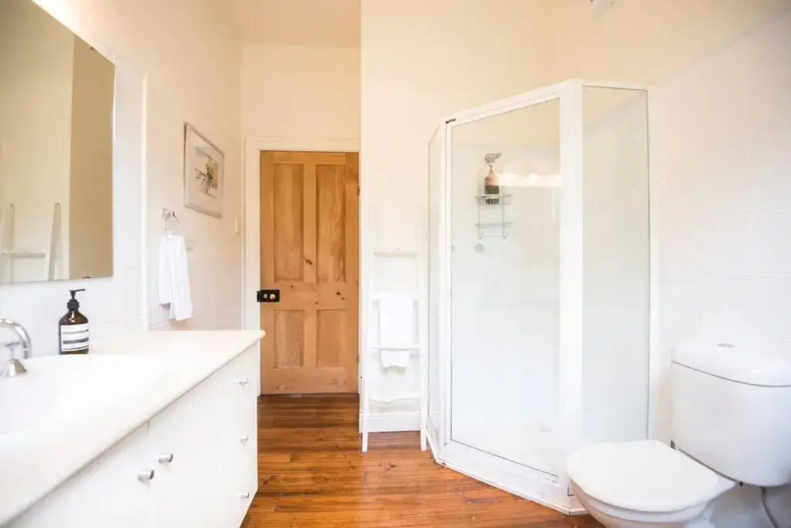 Best Location in Hobart! Luxury 4 bedroom with stunning views