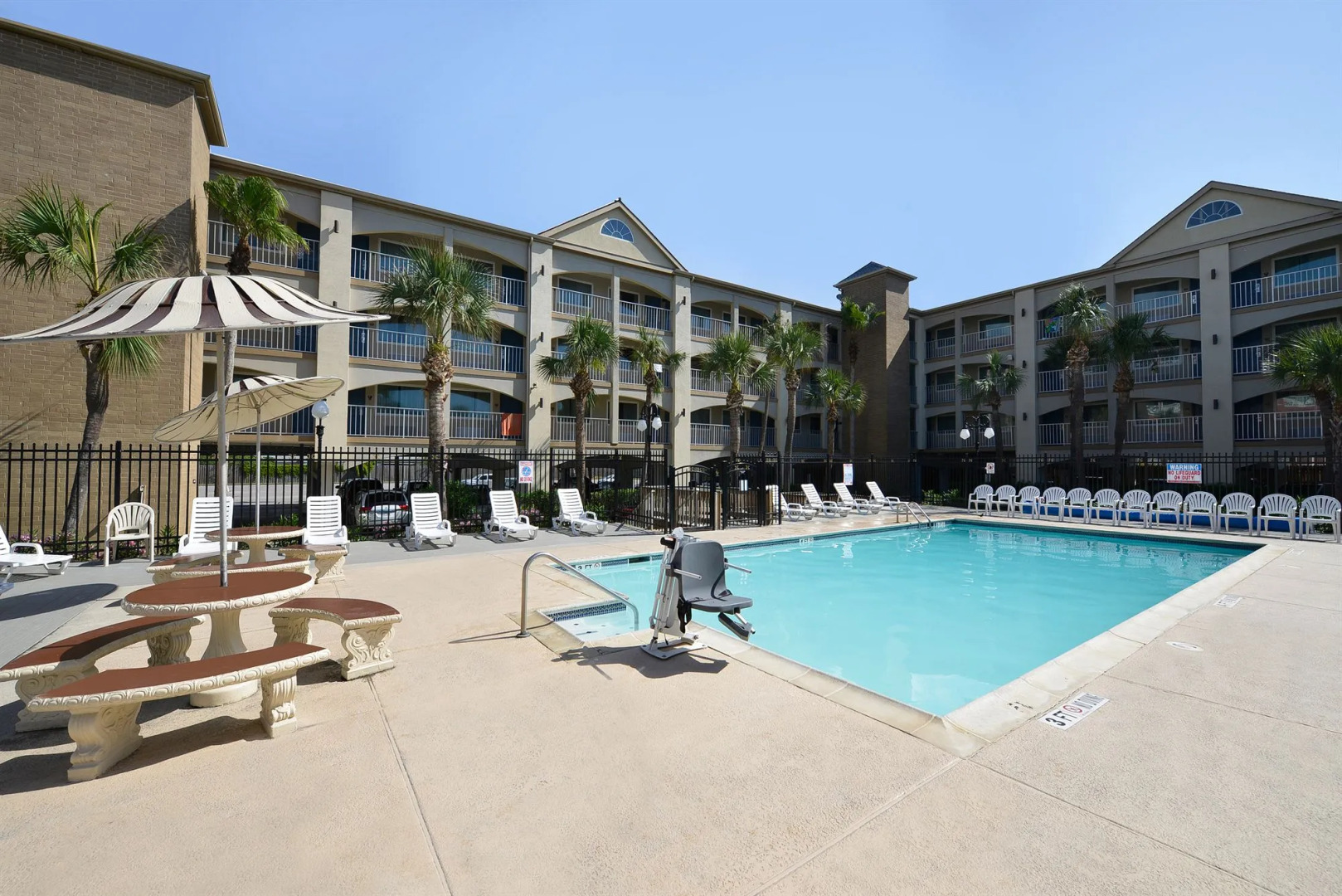 Clarion Pointe Galveston - Beachfront