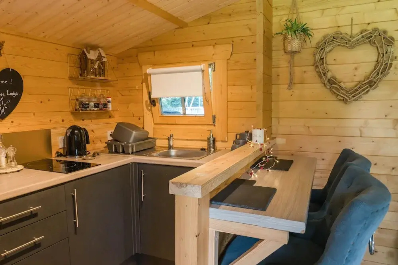 1-bed Cabin, 2 Adults, Wood Burning Hot Tub & Fire