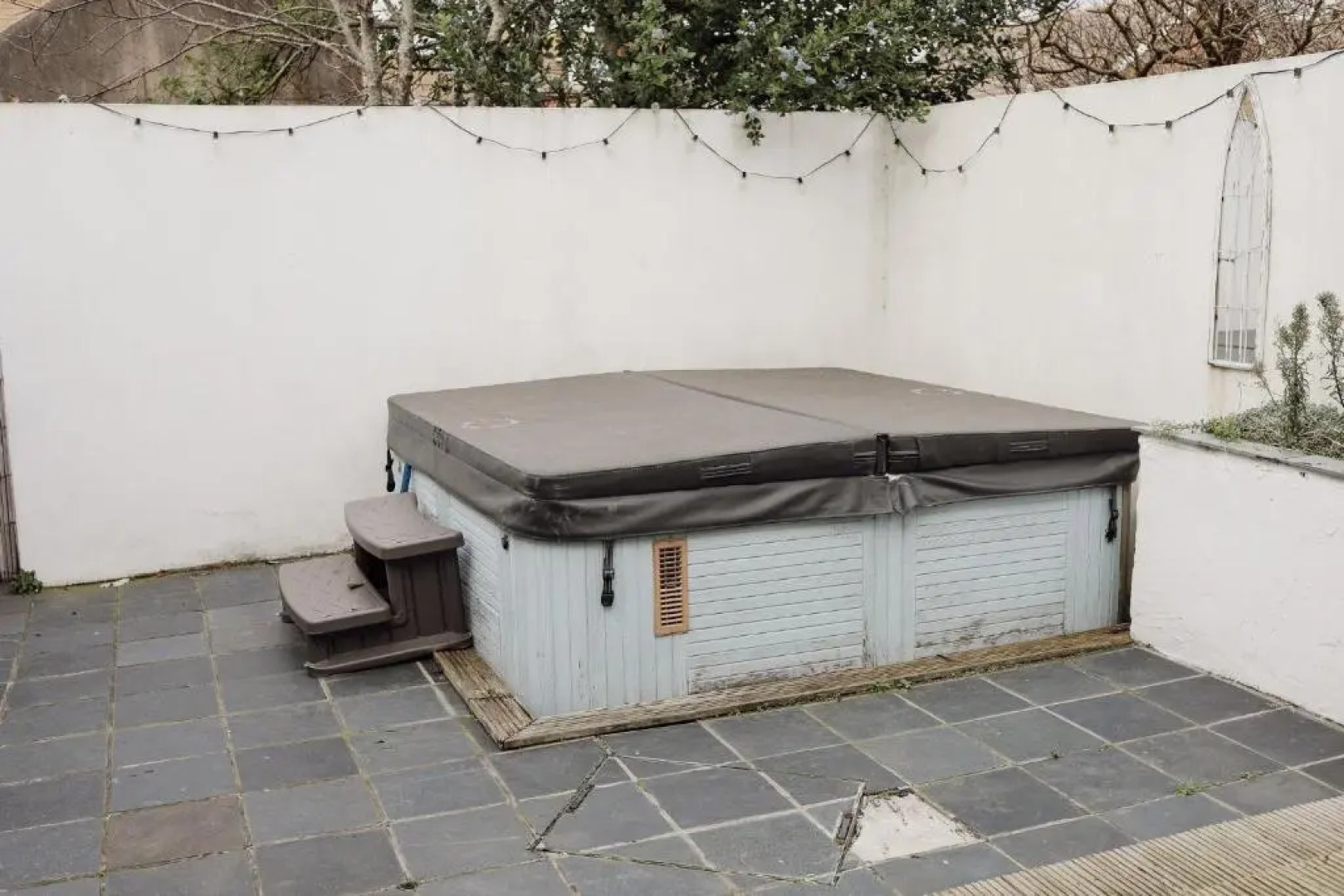 Beautiful Beach House with 4 Bedrooms and Hot-Tub