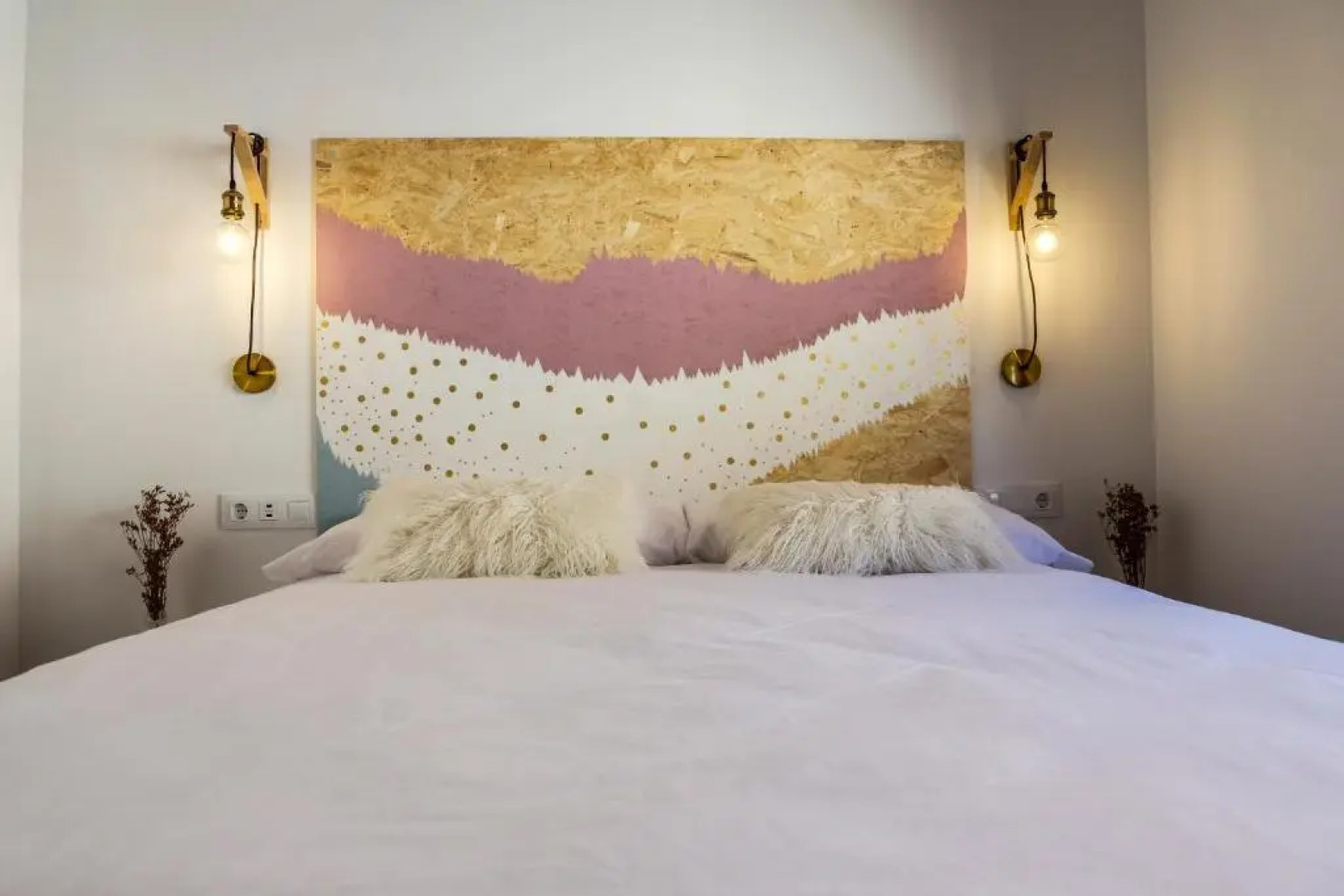 LA MOMA Apartments & Room