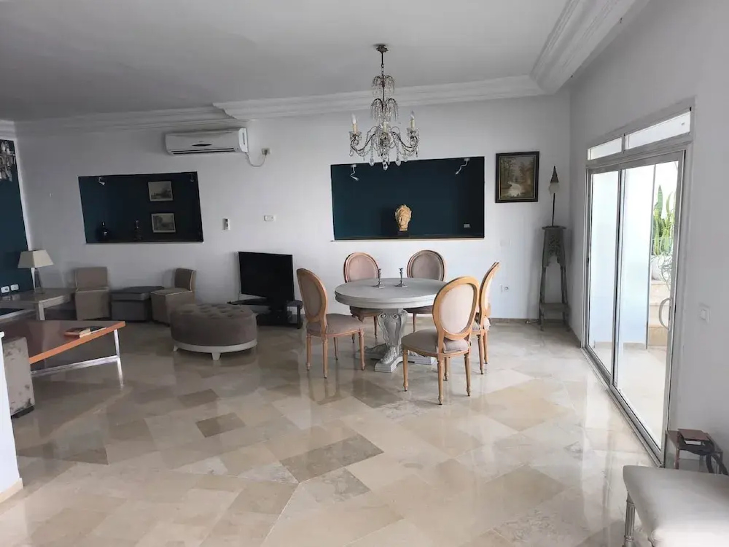 Stylish villa avec parking et piscine