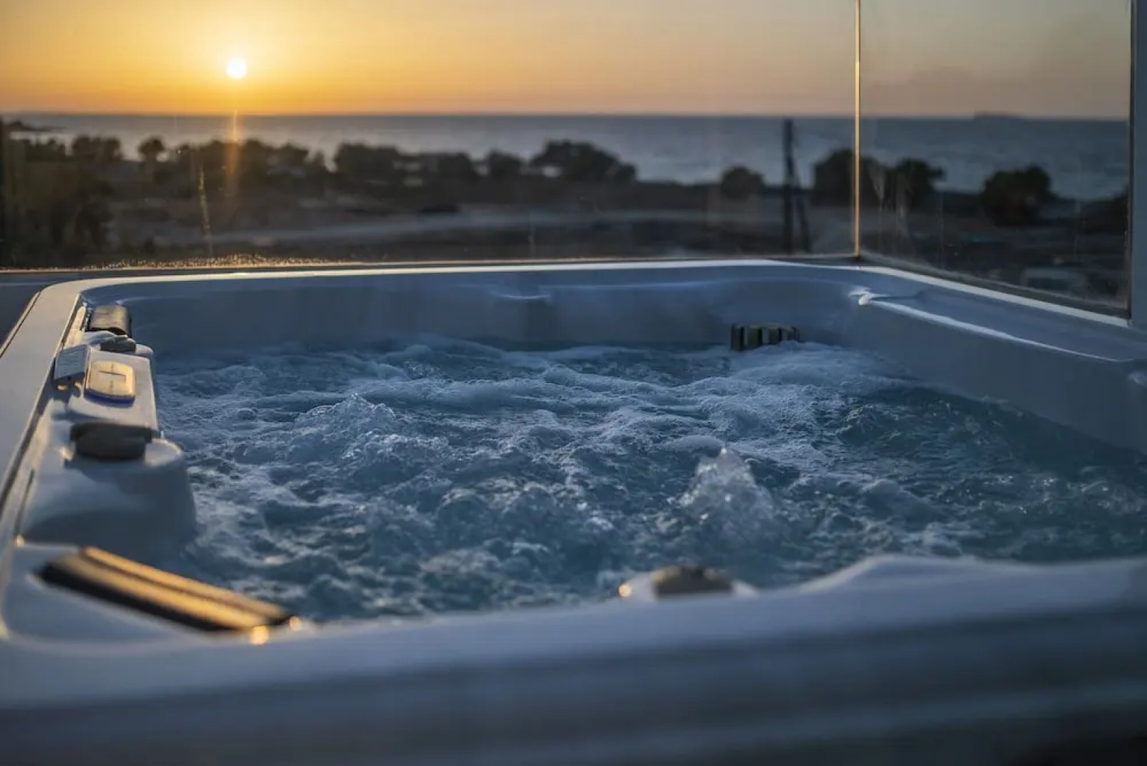 Seabreeze Villa - with Jacuzzi & heated pool