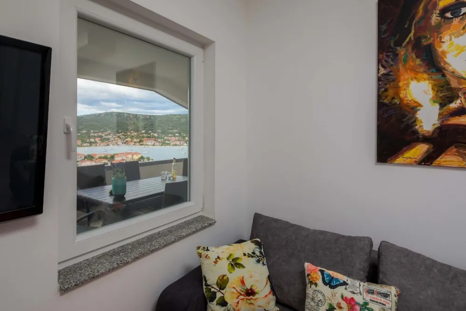 A8 - Modern apt With Terrace, 3 min Walk to Beach