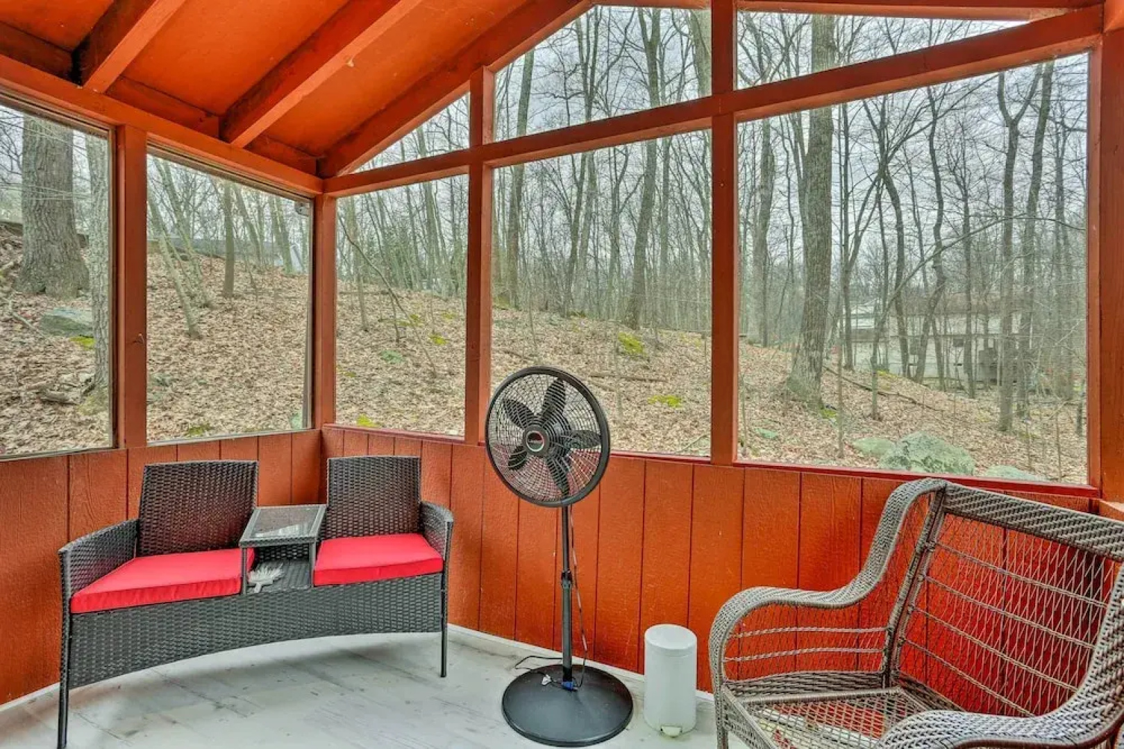 4 Mi to Tubing: Cozy Bushkill Cabin w/ Deck!