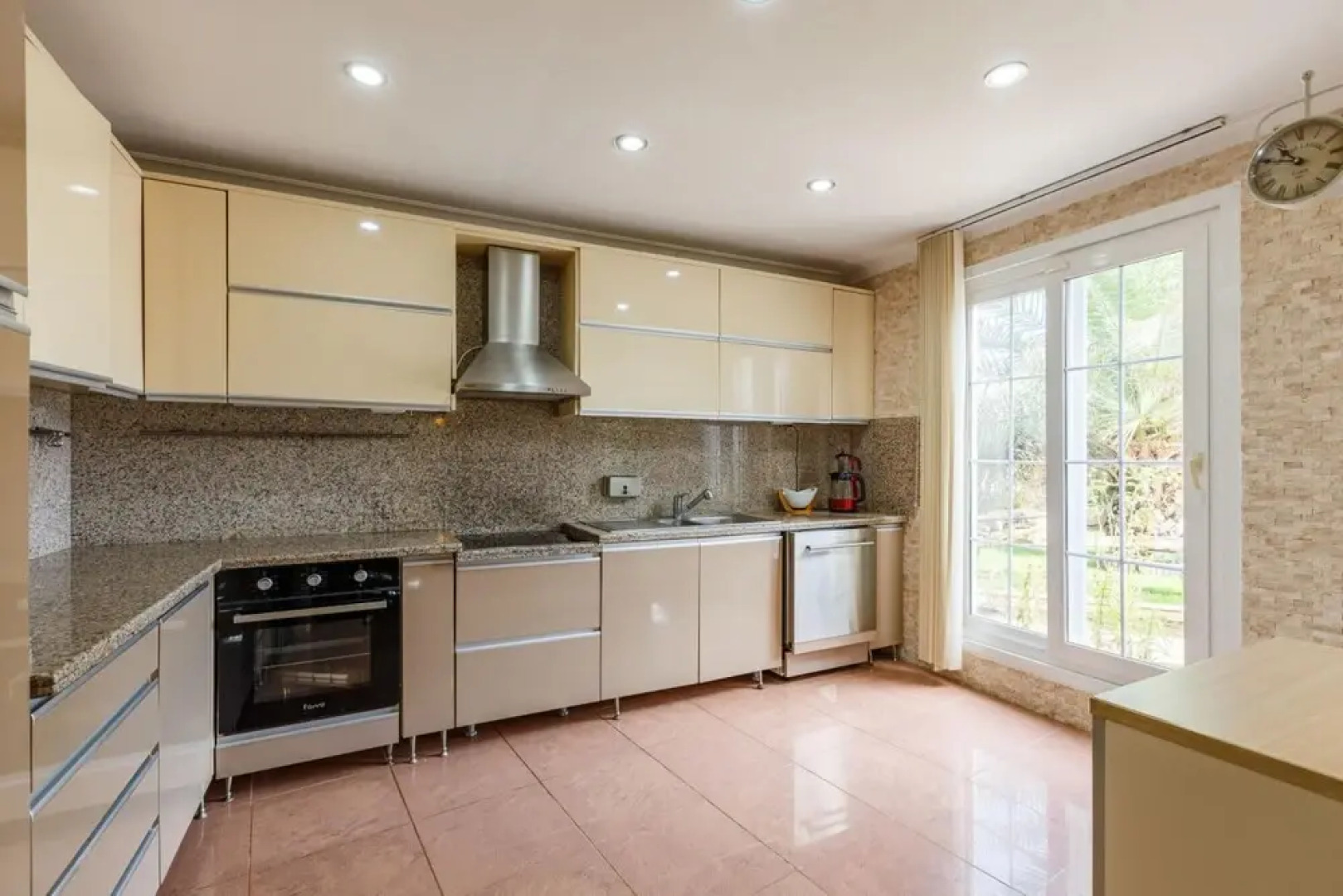 Charming Villa With Pool and Garden in Gebze