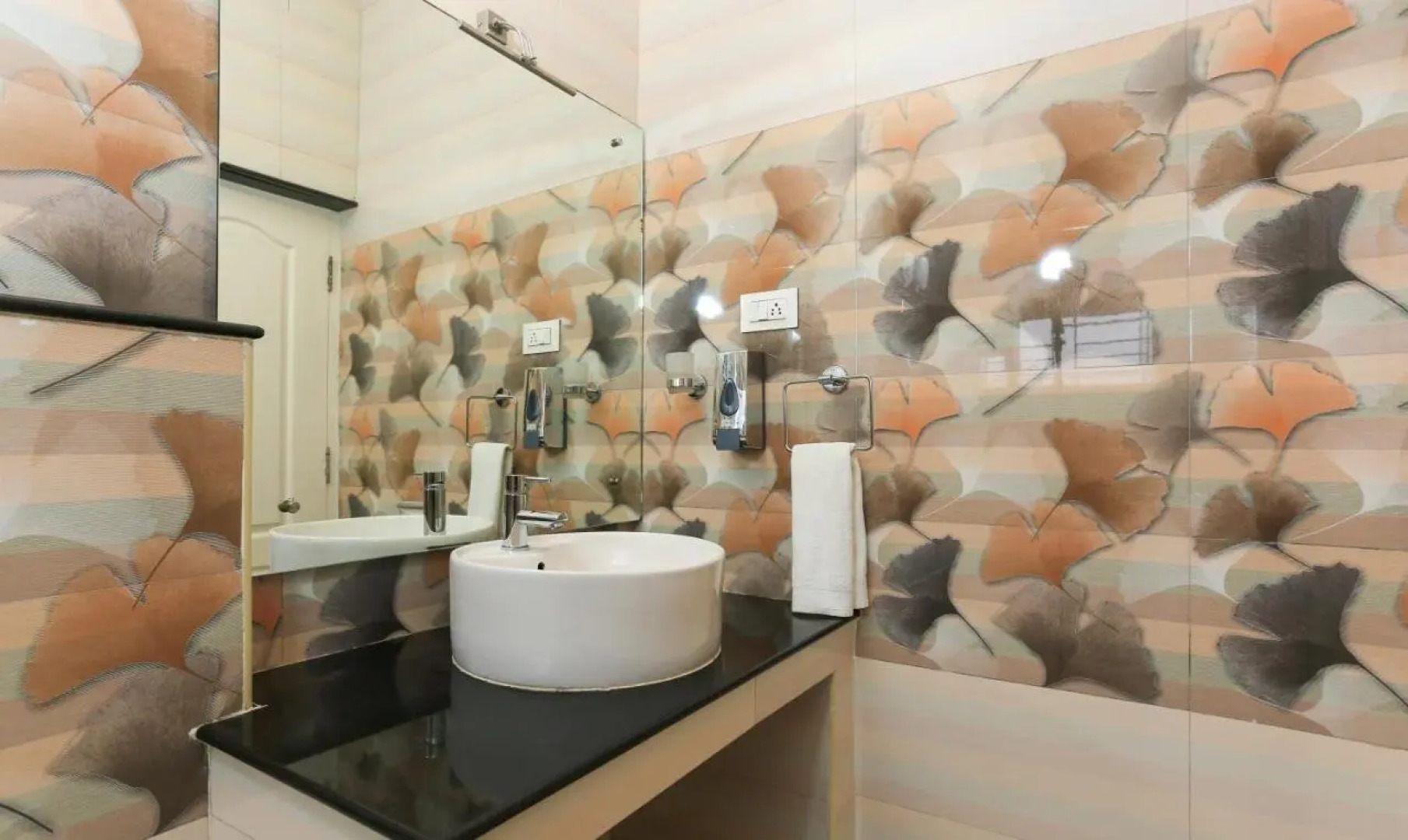 Treebo Light House, 900 Mtrs From Botanical Garden