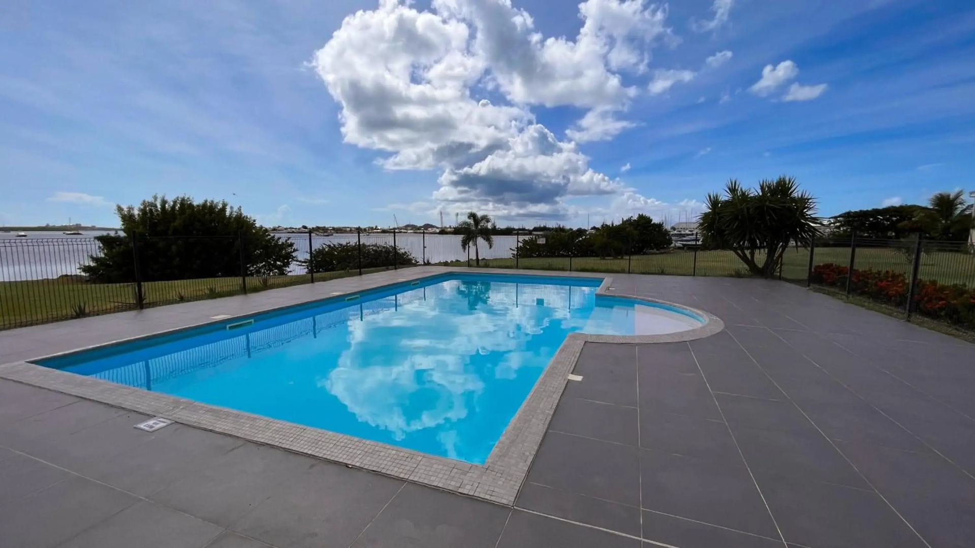 Le Baileys - Spacieux appartement en rez-de-jardin vue lagon