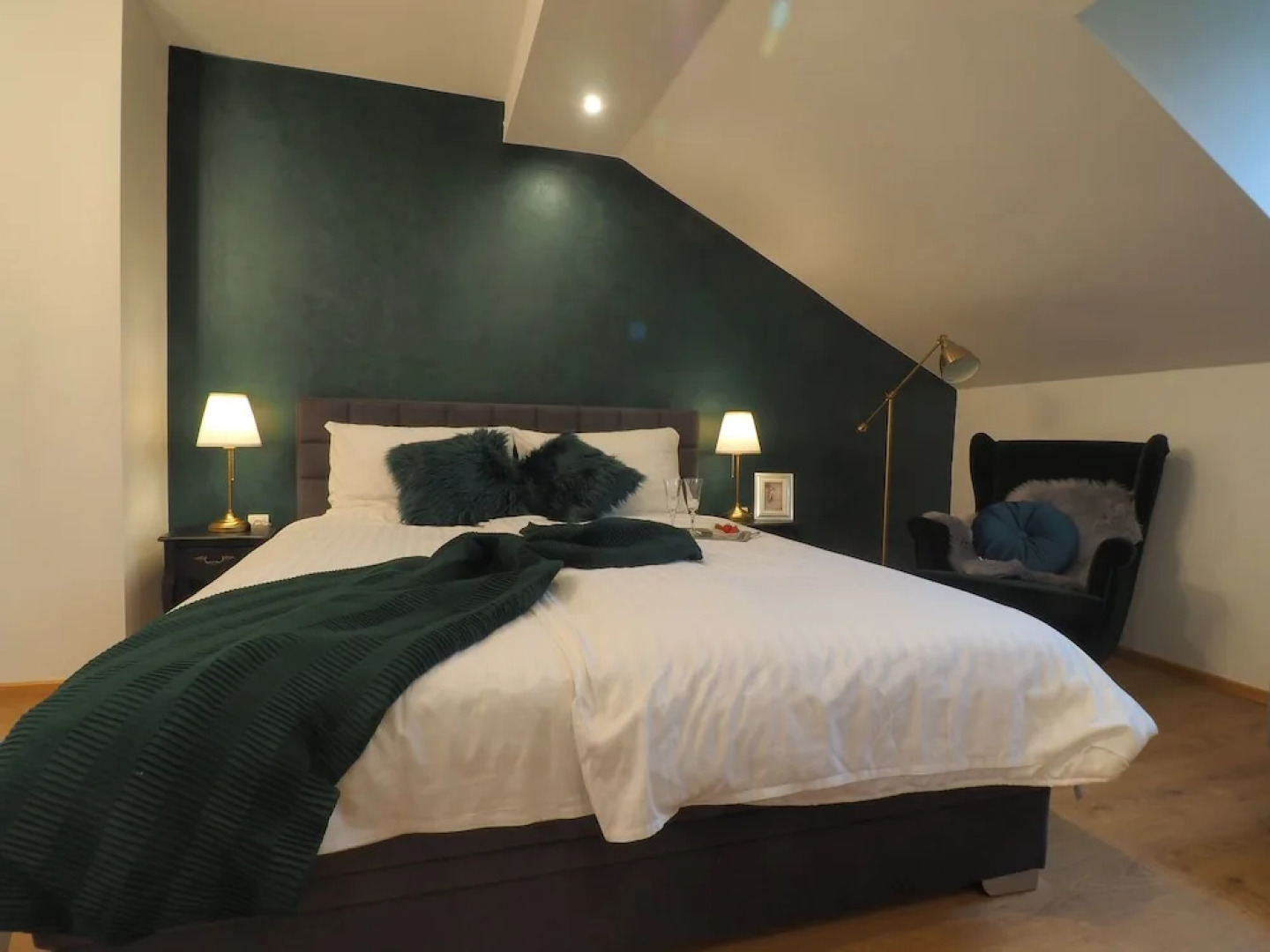 Apartments and Rooms Sara Latin