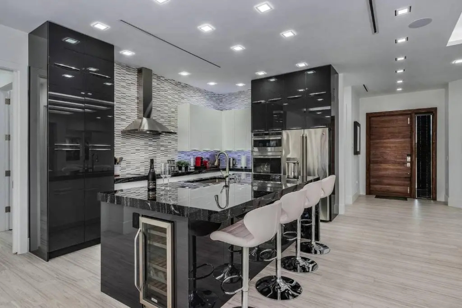 Beach 5 Min. Walk-Luxurious Modern Pool Home