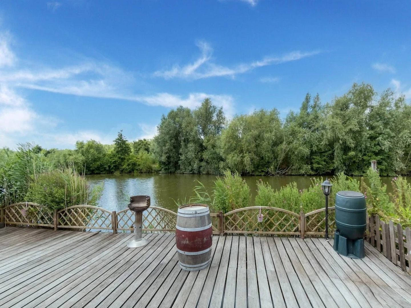 Idyllic Holiday Home in Ooltgensplaat on the Water