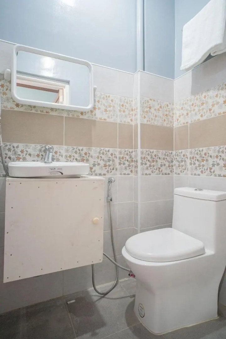 OYO 702 Queens Hometel