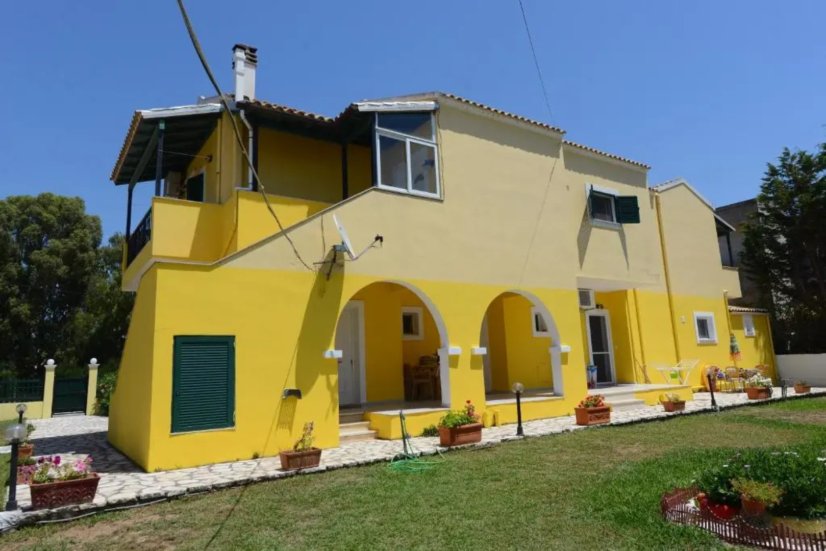 Roula's Studios & Apartment