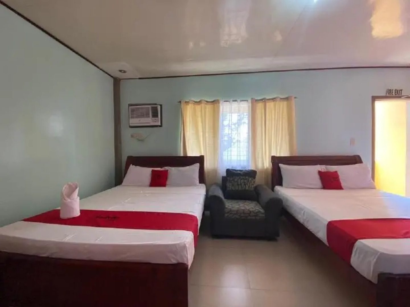 RedDoorz Plus @ Lhexlyn Resort San Narciso