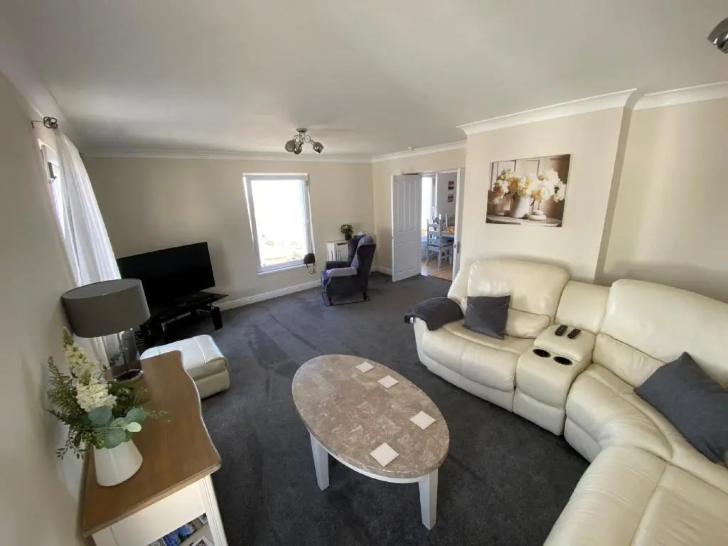 Eastcliffe Penthouse, 2 Beds & Bathrooms with Parking