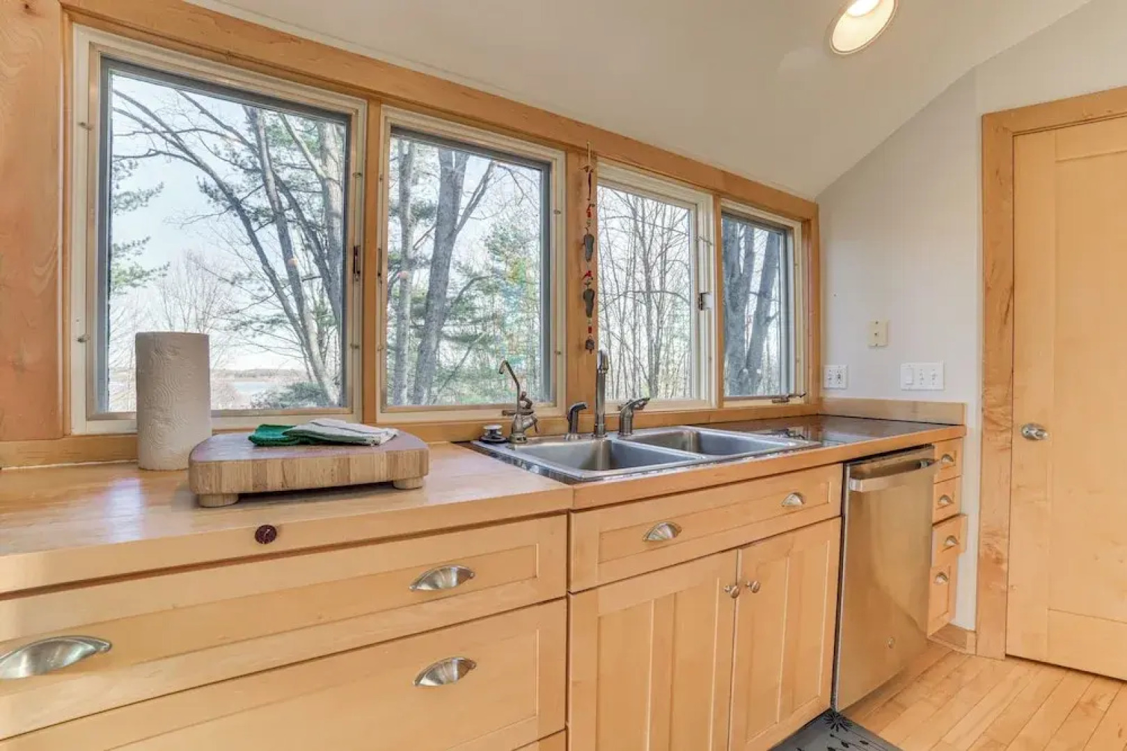 Soaking Tub & Fire Pit! Home Near Dtwn Suttons Bay