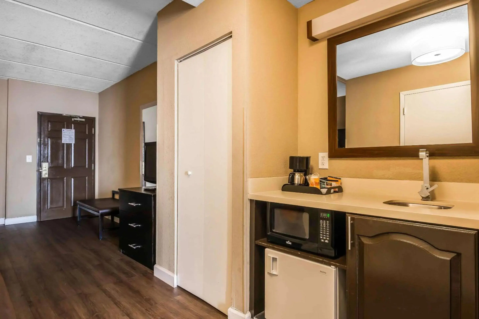 Comfort Inn & Suites near Six Flags