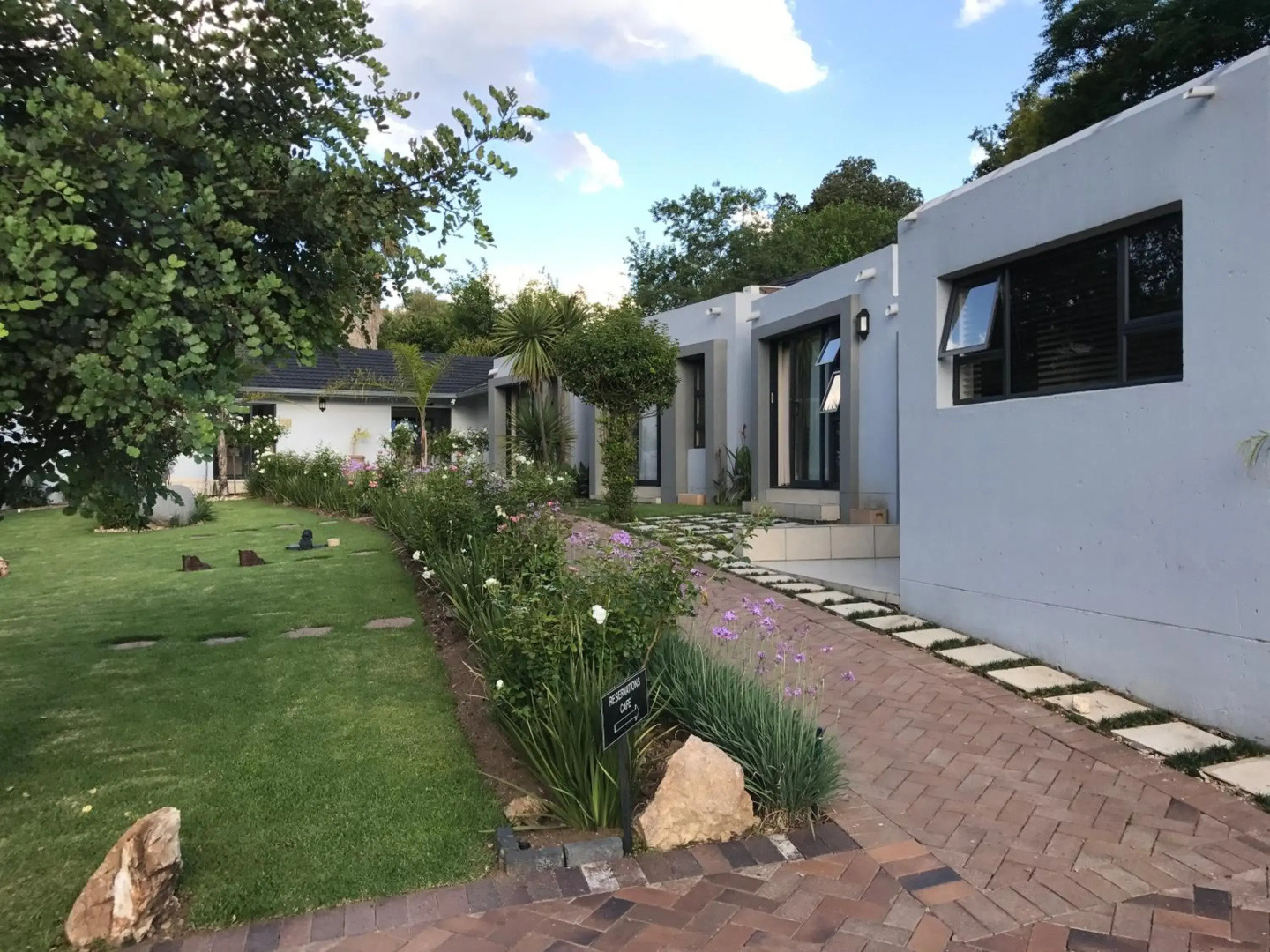 6 on Morris Guest Lodge