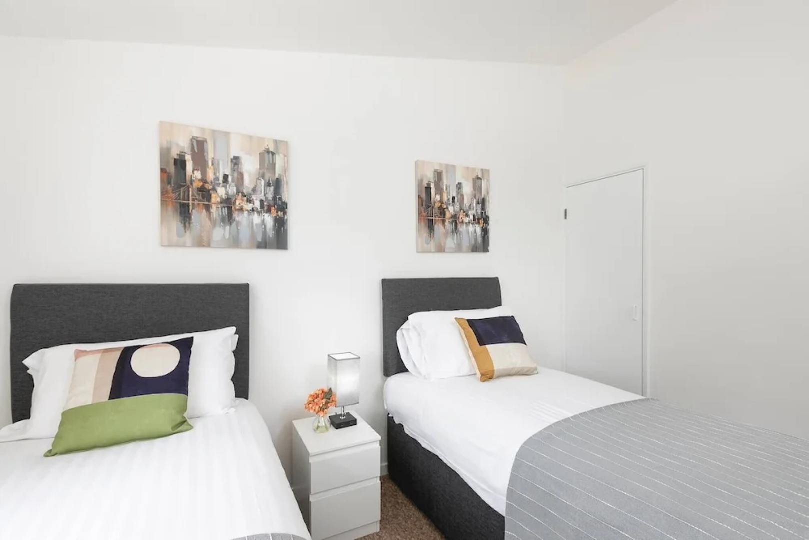 Skyvillion - Lush 2 Bed Hydean Way House & Garden