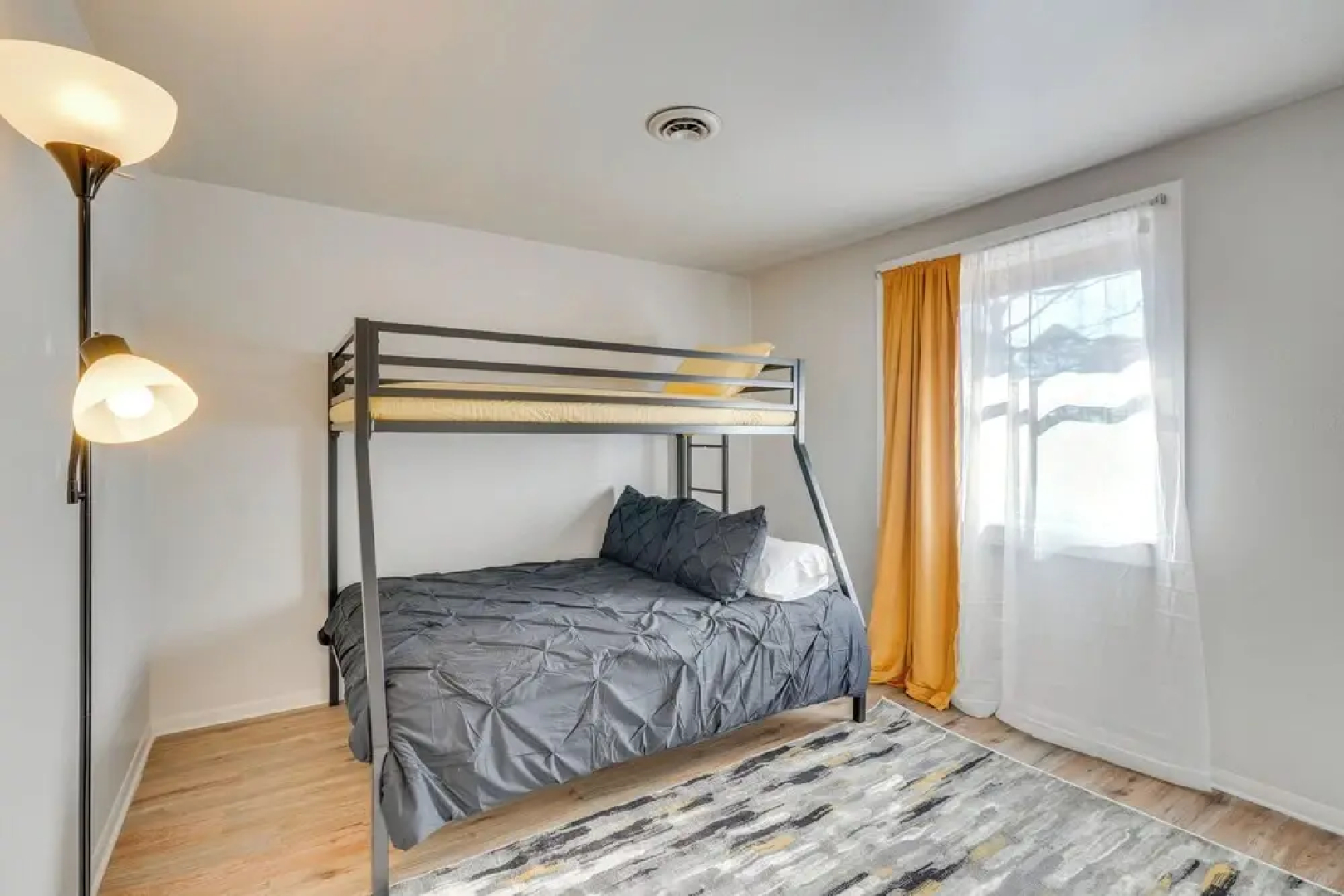 Chic Farmhouse, 3Mi to Lake-pet Friendly & Golfing