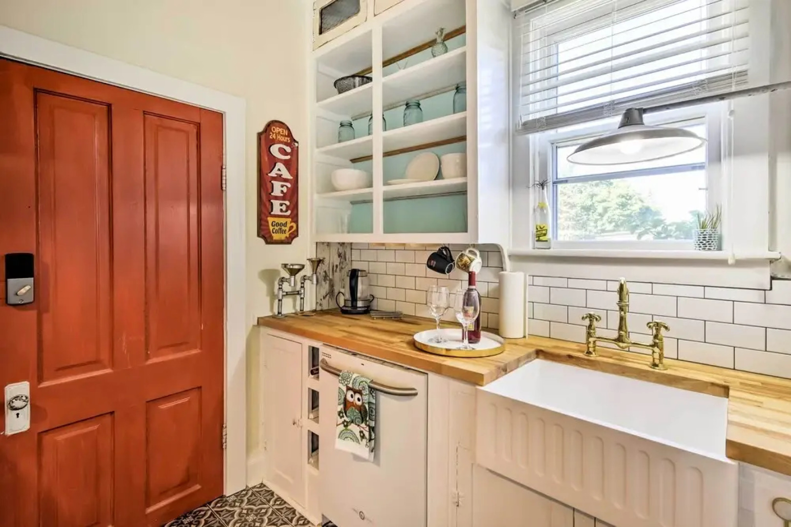 Walk to Dtwn Shops & Eats: Sturgeon Bay Retreat