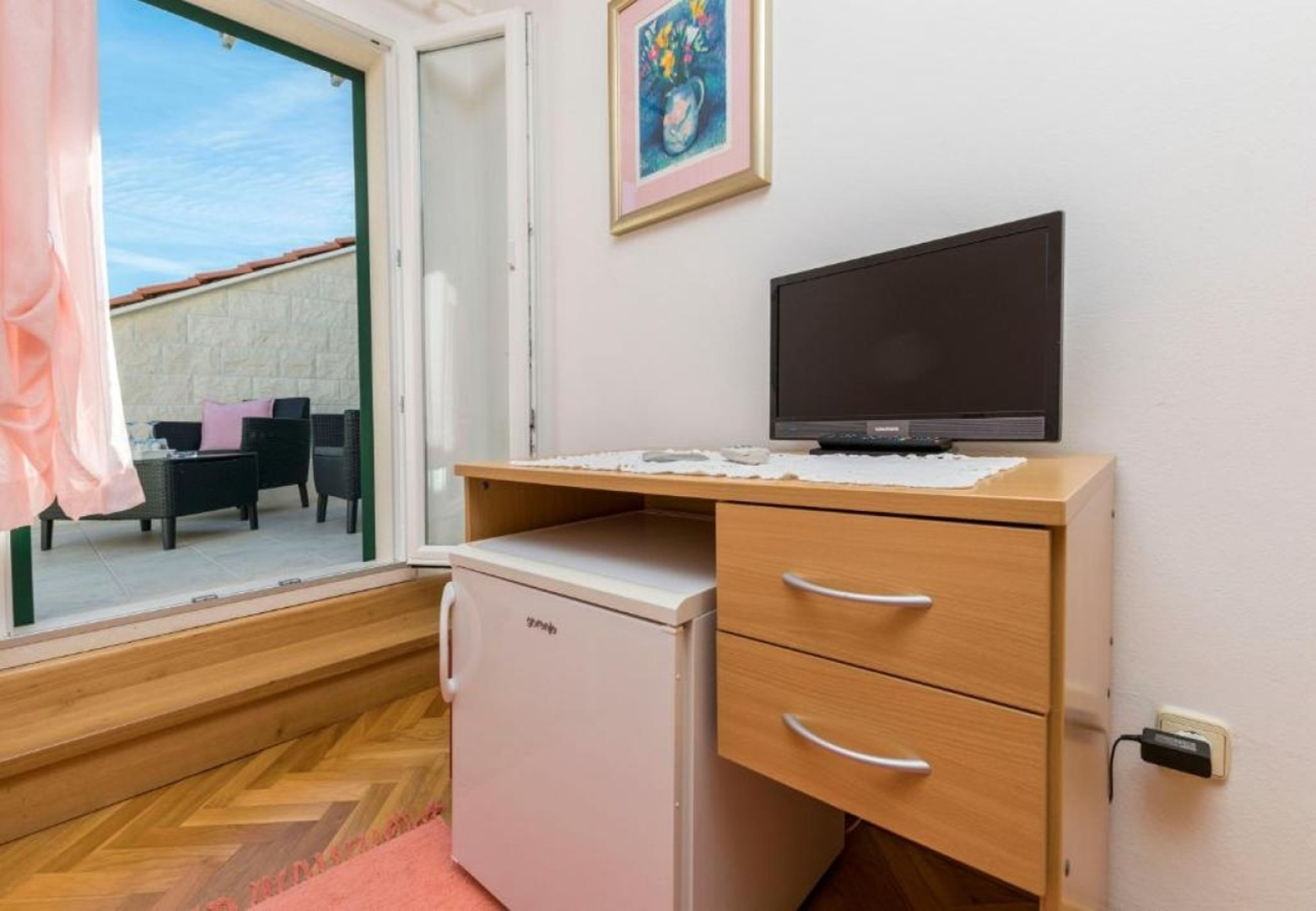 Room Mate 1 - 130 m from sea: R2 Roza Bol, Island Brac