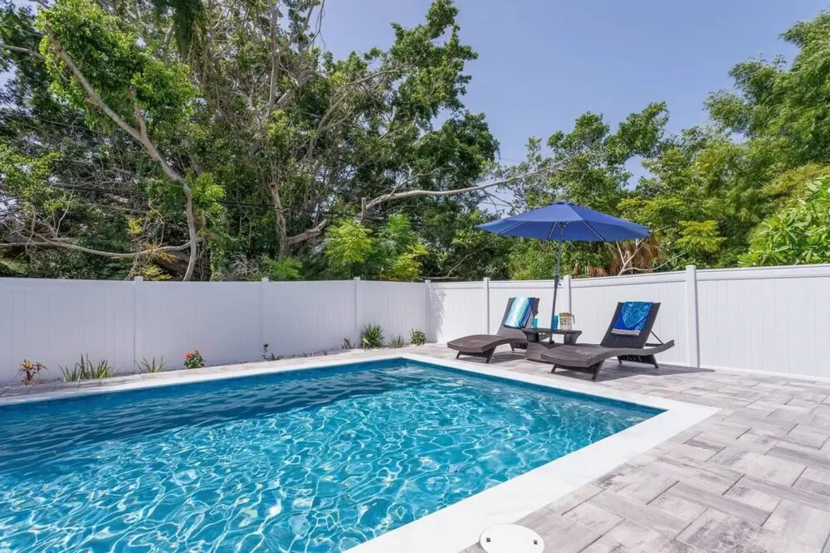 Mova Poolside Escape