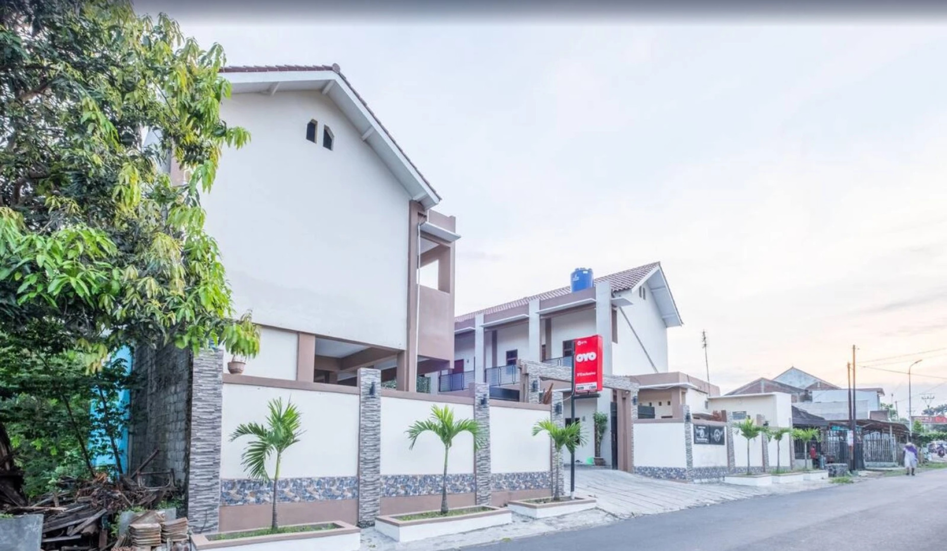 OYO 876 D' Exclusive