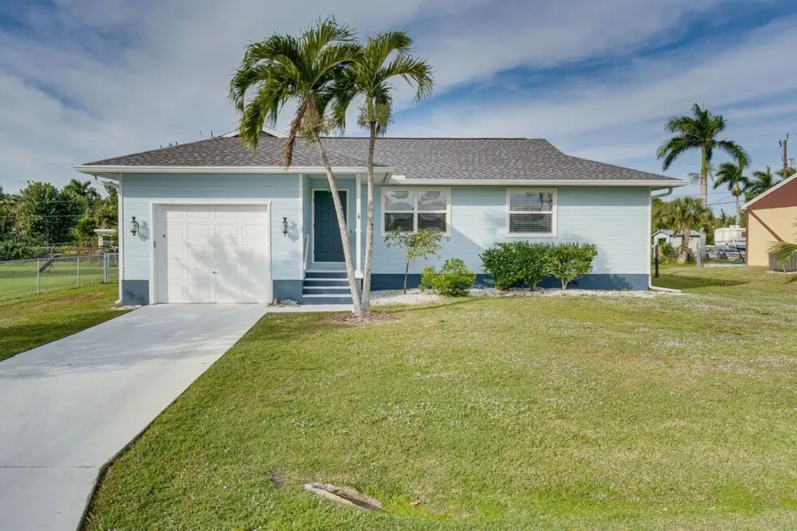 Stylish Bokeelia Home: Deck & Outdoor Dining Area!