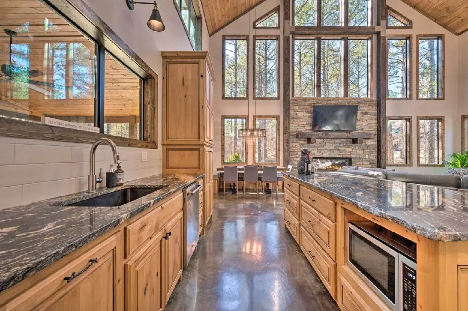 Broken Bow 'lazy Dog Lodge' w/ Hot Tub, Pool Table