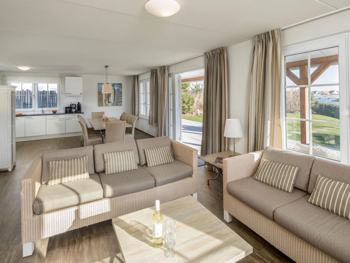 Detached Villa With Four Bathrooms Near the Sea