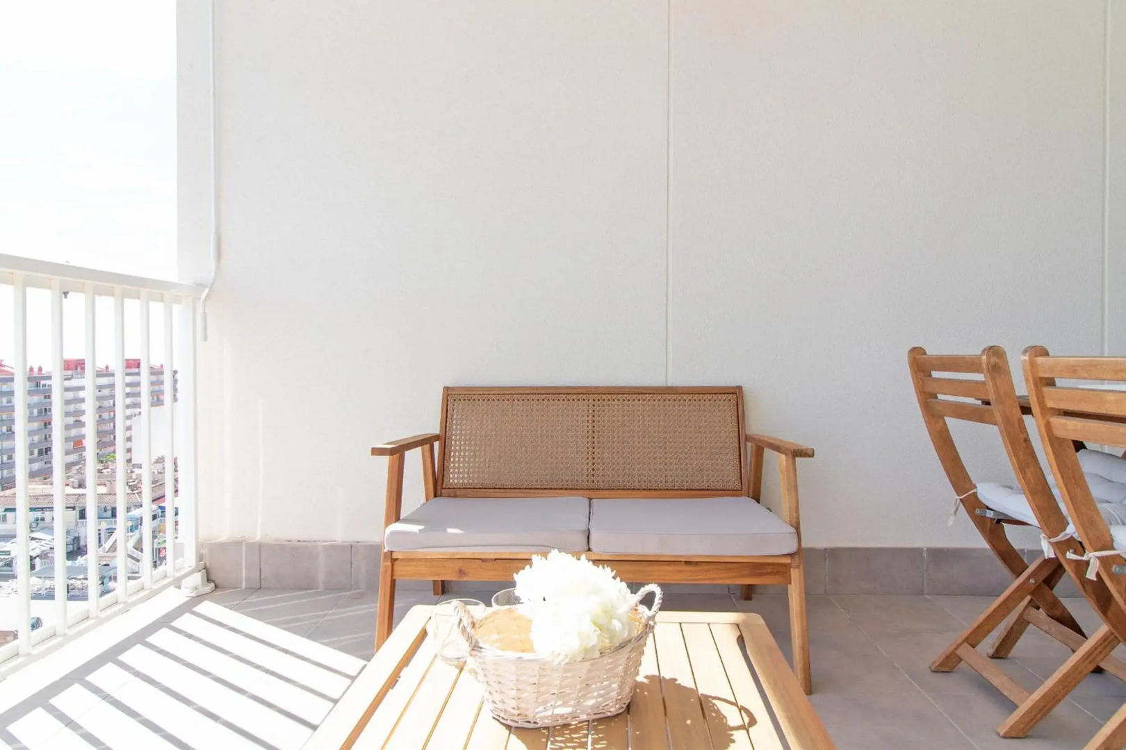 Global Properties, Moderno apartamento con terraza y vistas al mar