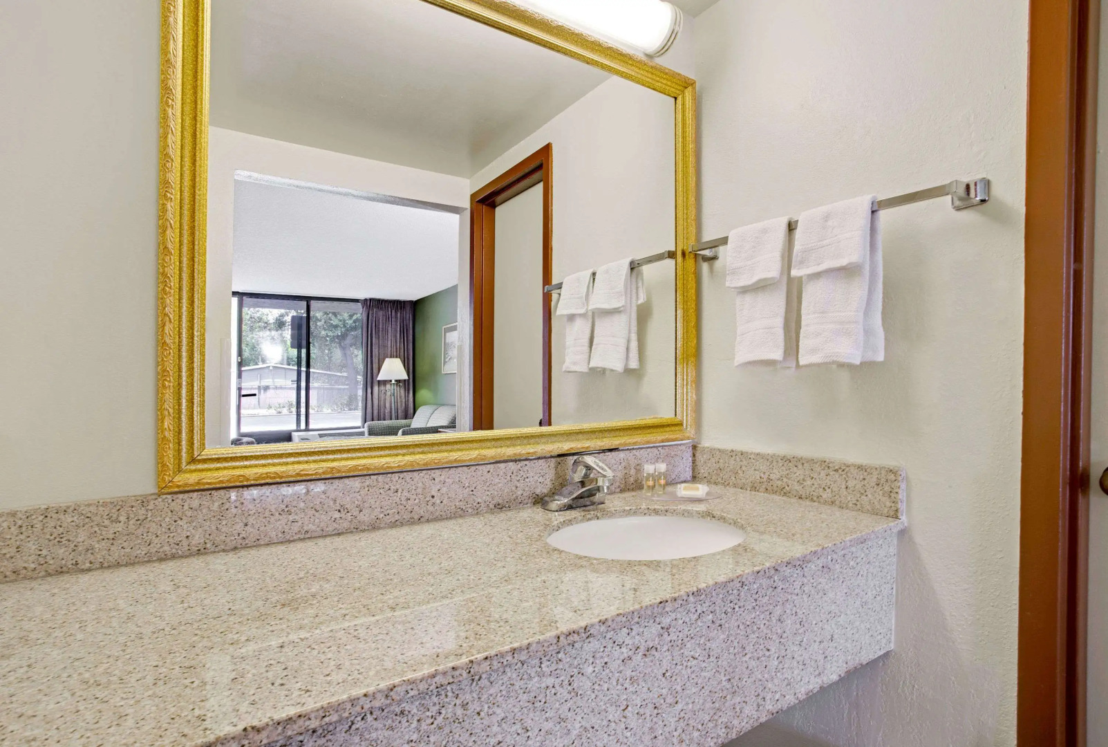 Days Inn by Wyndham Bradenton - Near the Gulf