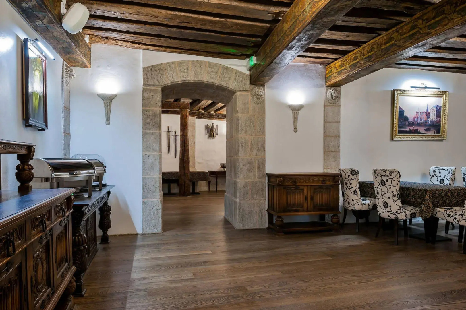 Отель Three Crowns Residents