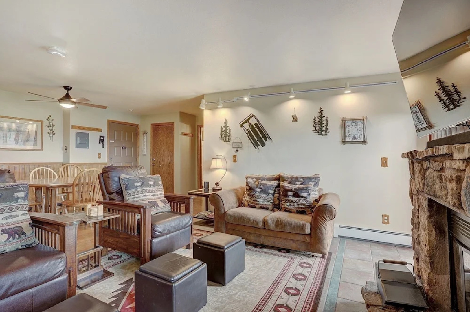 AA402 Buffalo Village 3 Br condo by RedAwning