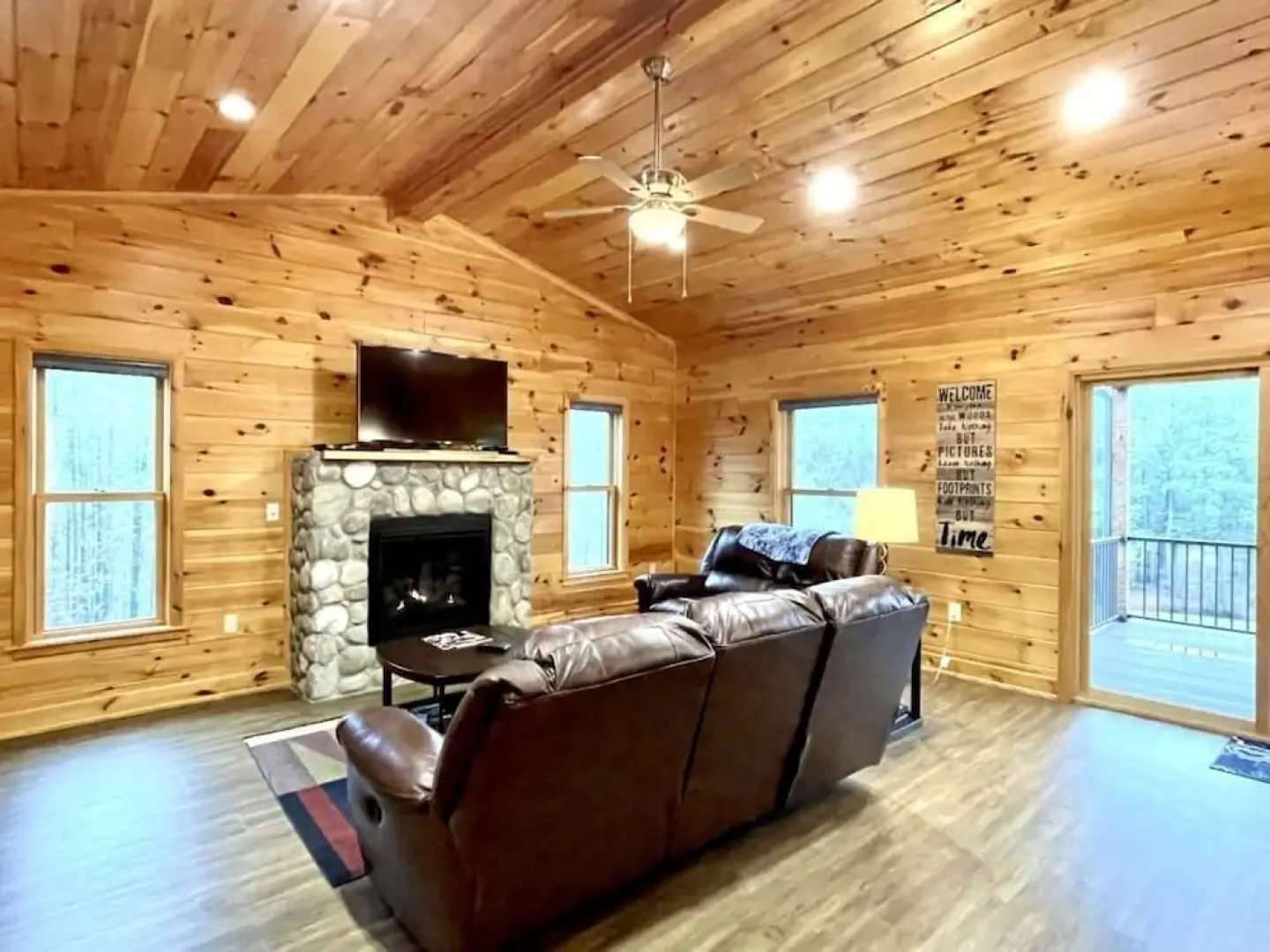 Charming, pet friendly cabin, perfect for fishing, family, hiking and R&R! 2 Bedroom Cabin by RedAwning