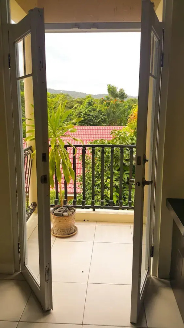 2 Bed Apt with Balcony at Runaway Bay