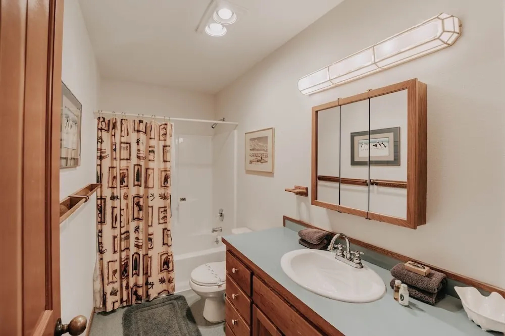 51sl - Ping Pong - Fireplace - D/w - W/d - Sleeps 8 3 Bedroom Home by RedAwning