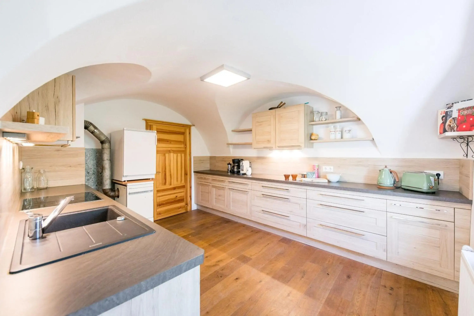 Chalet Green Pastures, romantic country side farm with pool near Salzburg